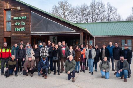 Photo de groupe devant la Maison de la forêt prise lors des Doctorales de la Forêt 2025