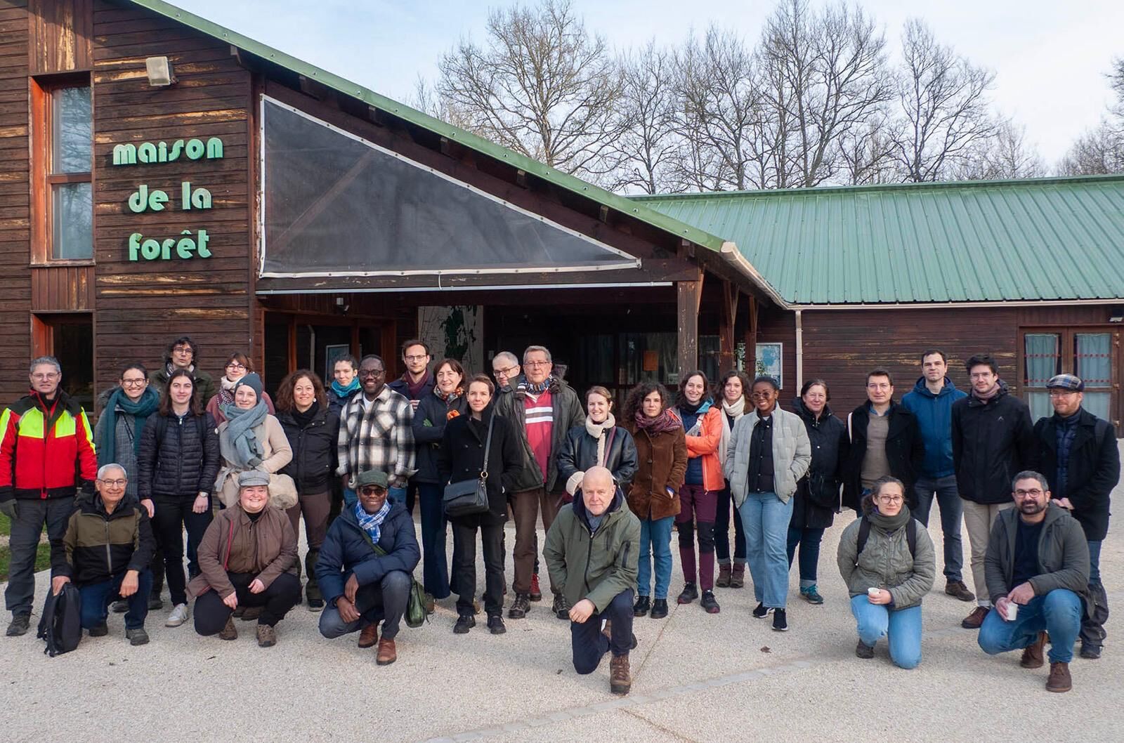 Photo de groupe devant la Maison de la forêt prise lors des Doctorales de la Forêt 2025